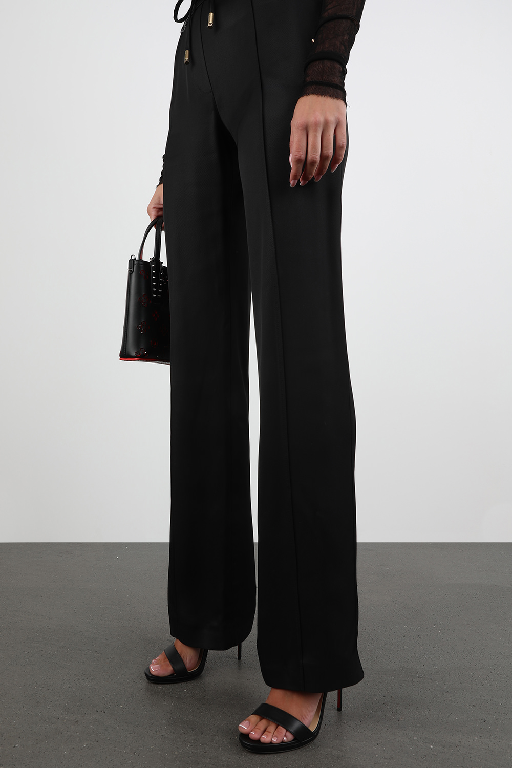 סנדלי עקב מעור בצבע שחור